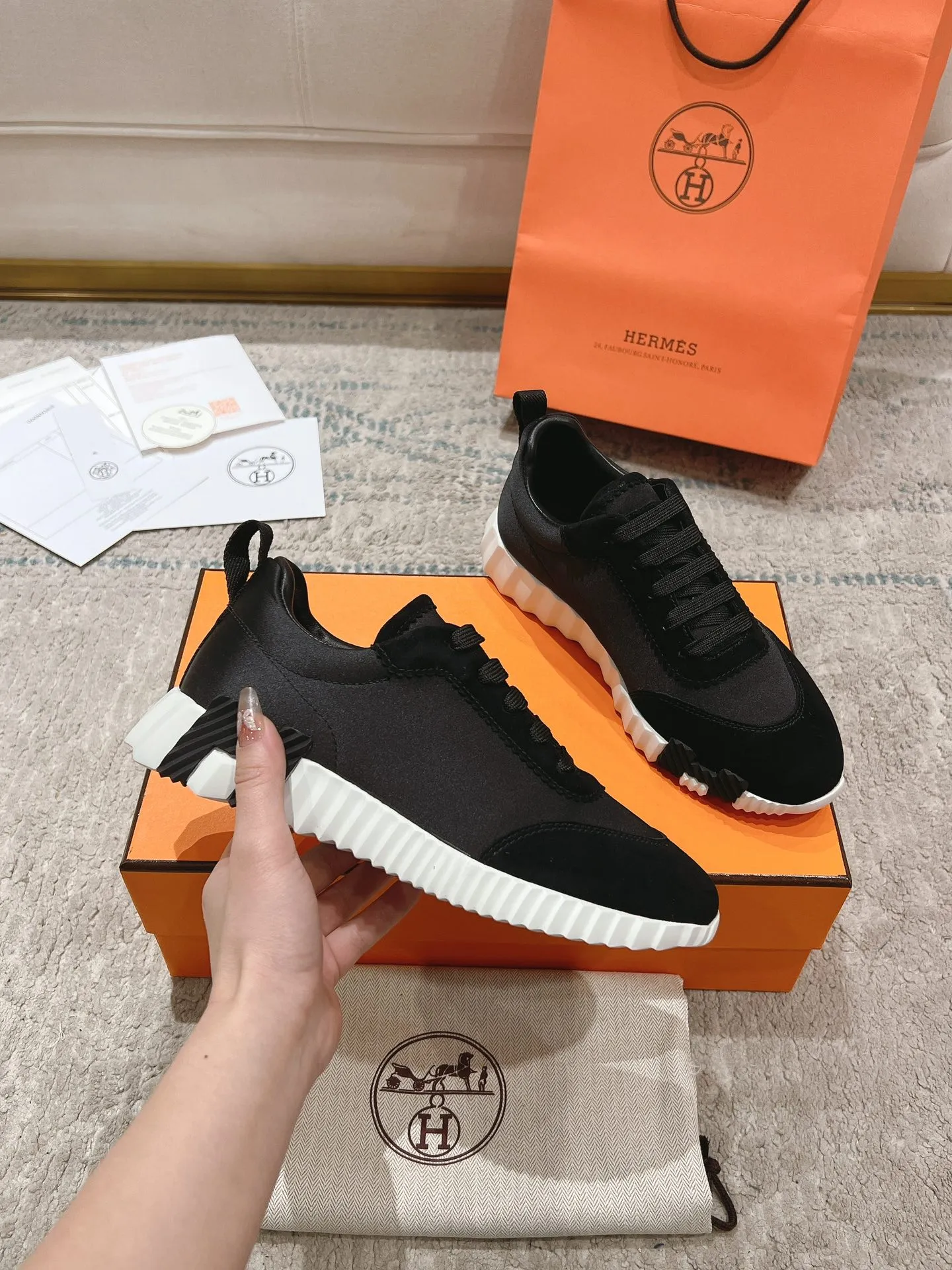 👟👟Ex-factory price 640👟👟 ‼ ️Top version 2024ss Hermès/Hermès new arrival in early autumn, casual shoes for couples👟Color-blocking design MM style, advanced fashion, simple and advanced, casual matching, very light and comfortable on the feet 🔘Upper: suede/cowhide 🔘Inner: sheepskin 🔘Outsole: original PU foam molding outsole 🔘Number of sizes: Women’s size 35-42 (40.41.42, custom made, non-refundable) Men’s size 39-46 (45.46, custom made, non-refundable) 🎁Original exquisite packaging